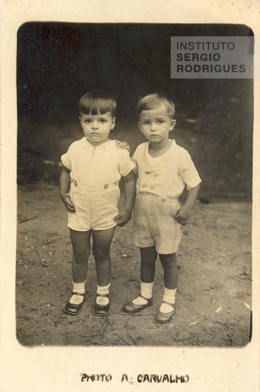 Da esquerda para direita, Sergio Rodrigues aos cinco anos de idade ao lado do seu primo Cândido Mendes, no Rio de Janeiro, em 1933.