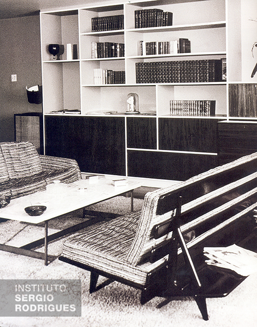 Fotografia de interior de residência com o sofá Hauner, na década de 1960.