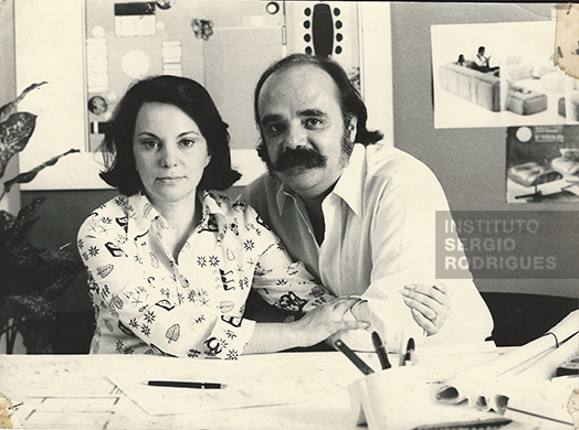 Sergio Rodrigues com Vera Beatriz no seu estúdio de criação, Botafogo - Rio de Janeiro, 1974.